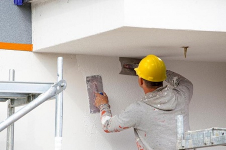 Pose d'un enduit de fa&ccedil;ade &agrave; Gu&eacute;rande, quelles &eacute;tapes garantissent une finition durable ?